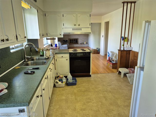 4295 Sashabaw Road, Waterford Charter Township, MI 48329