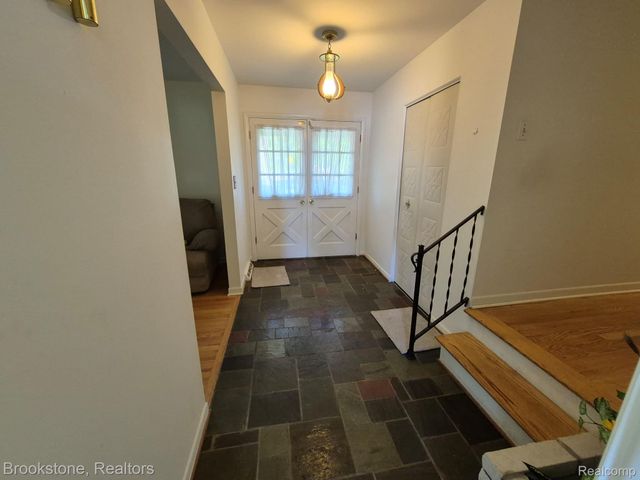 4295 Sashabaw Road, Waterford Charter Township, MI 48329