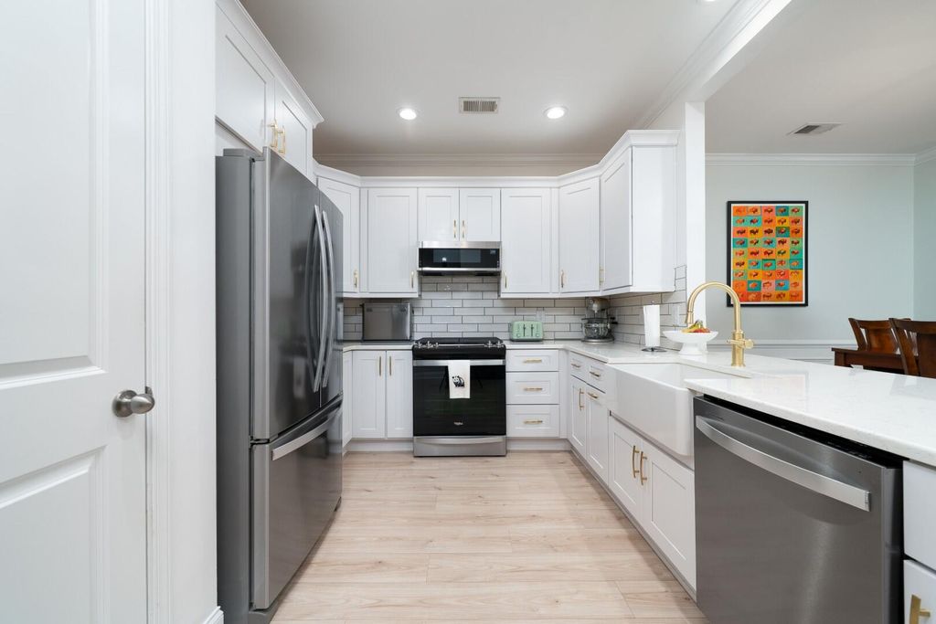 Image 6 of property listing at 3571 Bagley Drive, Mount Pleasant, SC 29466