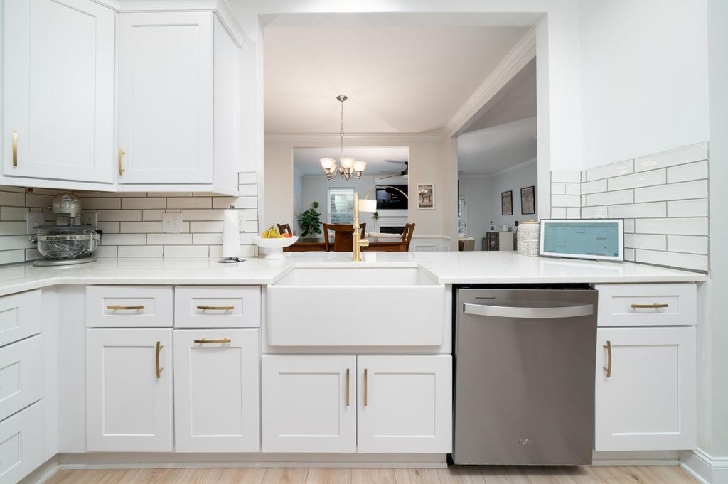 Image 8 of property listing at 3571 Bagley Drive, Mount Pleasant, SC 29466