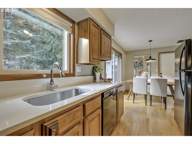 6096 HARRINGTON Ave, Lake Oswego, OR 97035