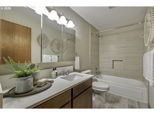 6096 HARRINGTON Ave, Lake Oswego, OR 97035