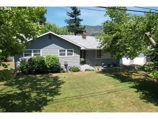 131 MOUNTAIN VIEW Ave, Myrtle Creek, OR 97457