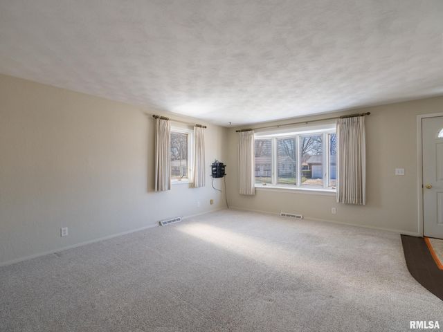 216 SCHRAMM Drive, Pekin, IL 61554