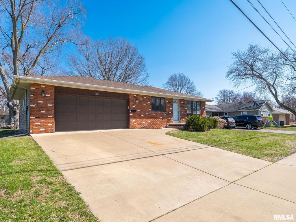 216 SCHRAMM Drive, Pekin, IL 61554