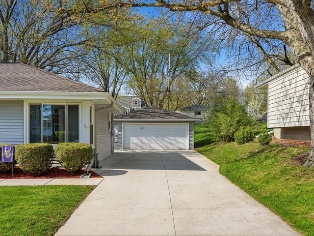 318 Dodie DRIVE, Waukesha, WI 53189
