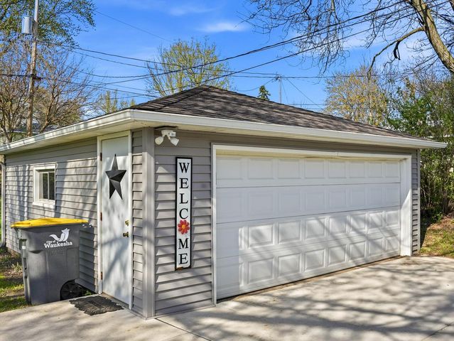 318 Dodie DRIVE, Waukesha, WI 53189