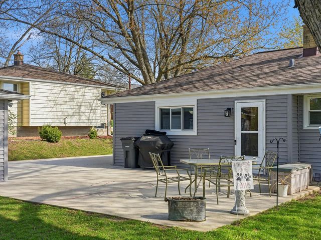318 Dodie DRIVE, Waukesha, WI 53189