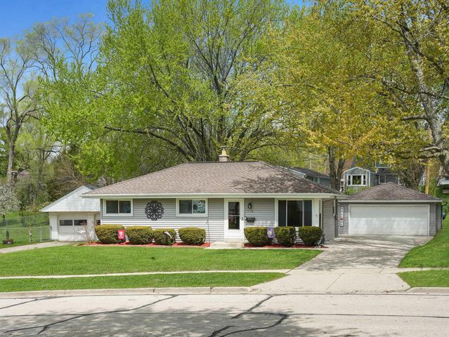 318 Dodie DRIVE, Waukesha, WI 53189