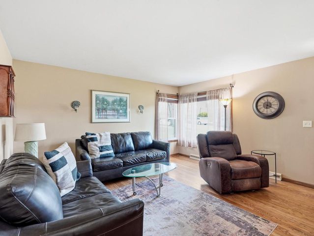 318 Dodie DRIVE, Waukesha, WI 53189