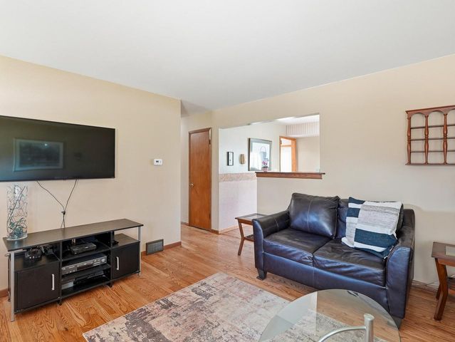 318 Dodie DRIVE, Waukesha, WI 53189