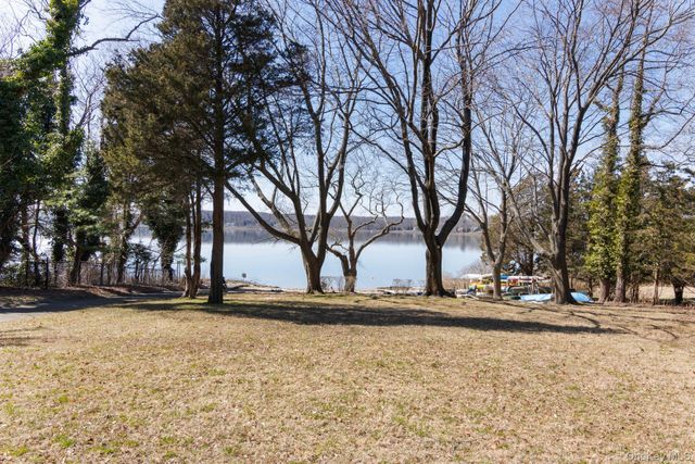 38 Conscience Circle, East Setauket, NY 11733