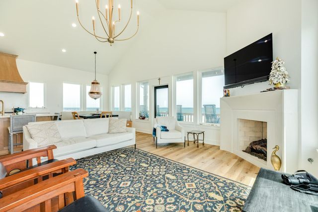 2176 Highway 87, Gilchrist, TX 77617