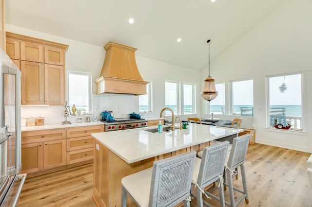 2176 Highway 87, Gilchrist, TX 77617