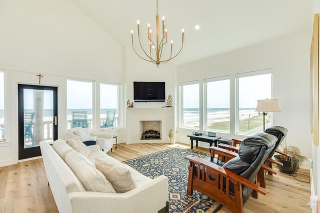 2176 Highway 87, Gilchrist, TX 77617