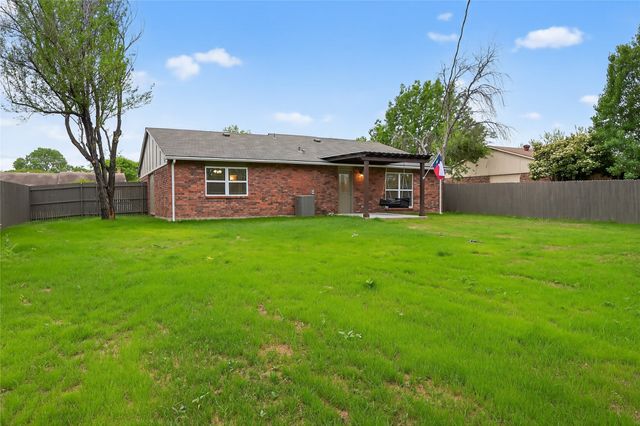 7001 Newcastle Place, North Richland Hills, TX 76182