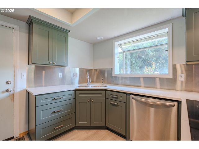 1530 Ne MARINE Dr, Portland, OR 97211