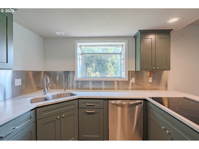 1530 Ne MARINE Dr, Portland, OR 97211