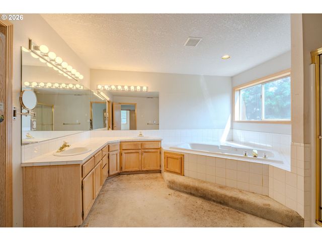 1530 Ne MARINE Dr, Portland, OR 97211