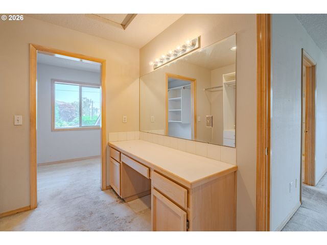 1530 Ne MARINE Dr, Portland, OR 97211