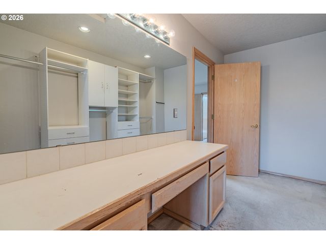 1530 Ne MARINE Dr, Portland, OR 97211