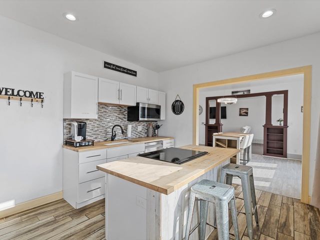 2002 Lillie Avenue, Davenport, IA 52804