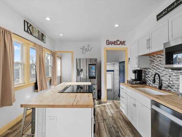 2002 Lillie Avenue, Davenport, IA 52804