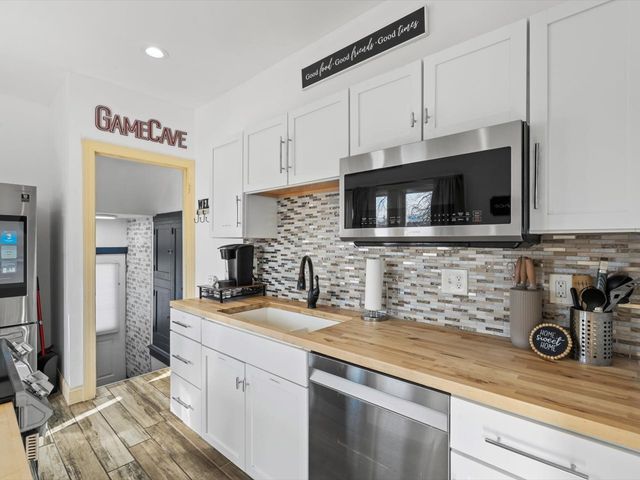 2002 Lillie Avenue, Davenport, IA 52804