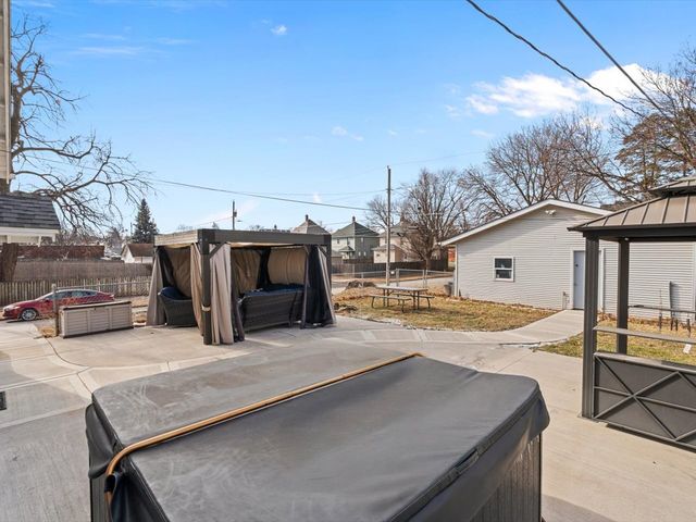 2002 Lillie Avenue, Davenport, IA 52804