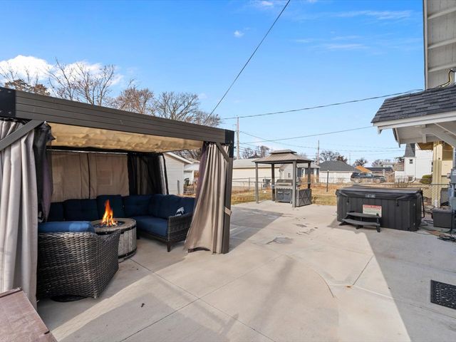 2002 Lillie Avenue, Davenport, IA 52804