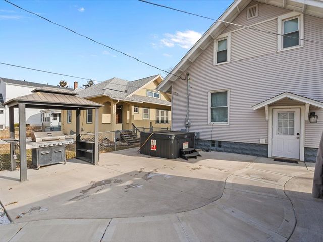 2002 Lillie Avenue, Davenport, IA 52804