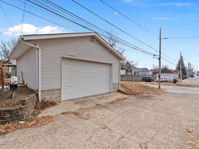 2002 Lillie Avenue, Davenport, IA 52804