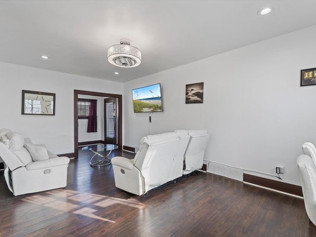 2002 Lillie Avenue, Davenport, IA 52804