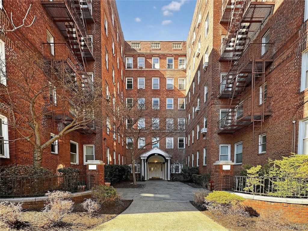 45 Kew Gardens Road 5N, Kew Gardens, NY 11415
