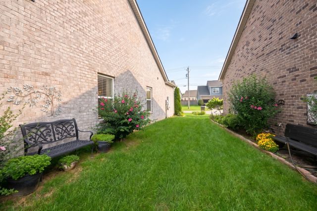 1127 Westgate Dr, Gallatin, TN 37066