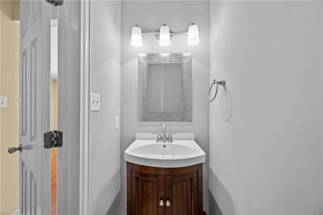 320 Oak Arbor Lane, Winston-salem, NC 27104