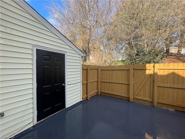 320 Oak Arbor Lane, Winston-salem, NC 27104