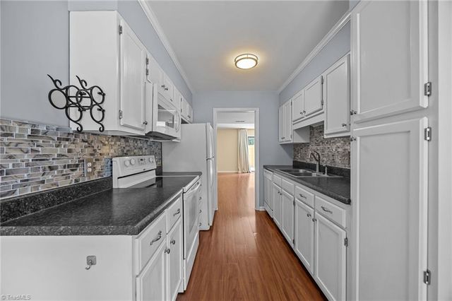 320 Oak Arbor Lane, Winston-salem, NC 27104