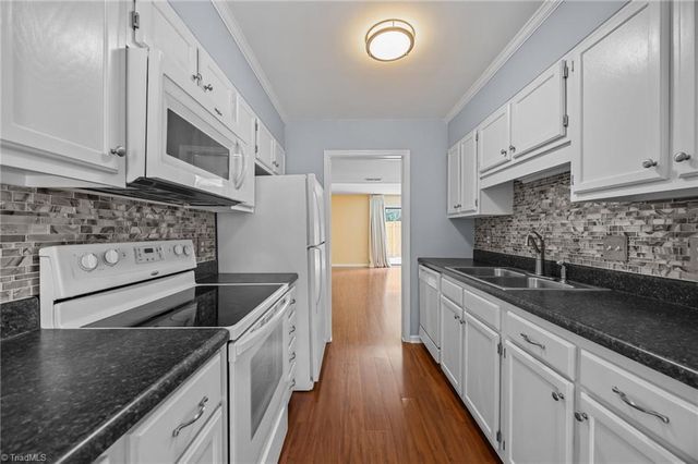 320 Oak Arbor Lane, Winston-salem, NC 27104