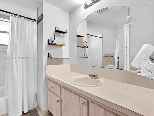 1780 NE 191st St 205-2, Miami, FL 33179