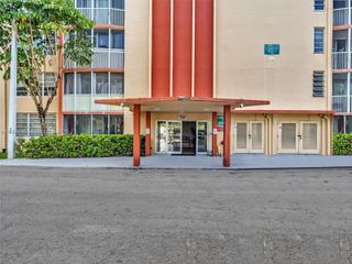1780 NE 191st St 205-2, Miami, FL 33179