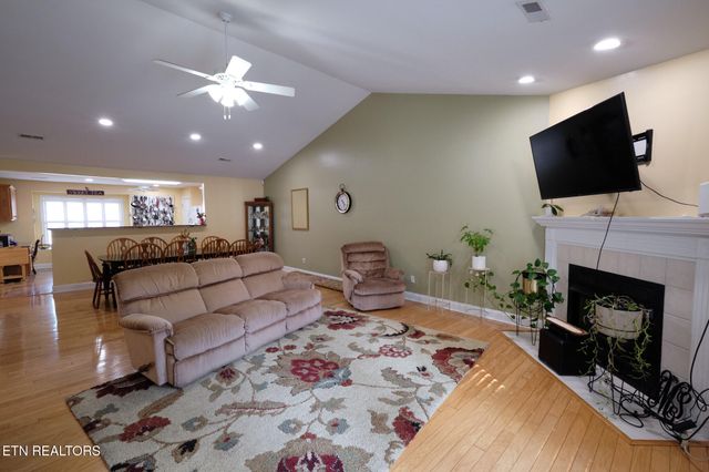 7810 Galaxy Way, Powell, TN 37849