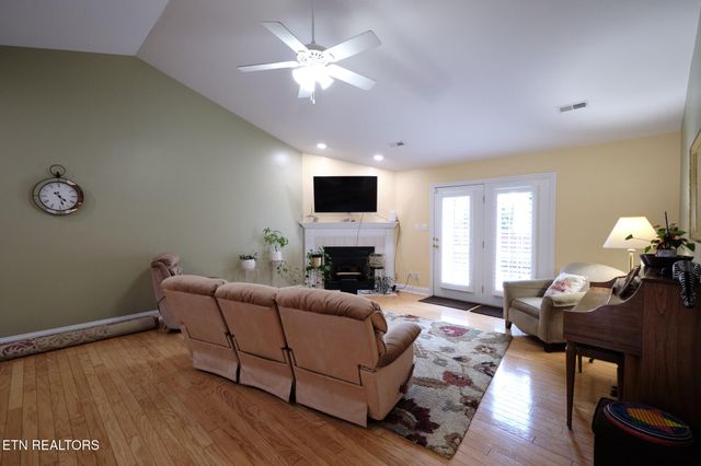 7810 Galaxy Way, Powell, TN 37849