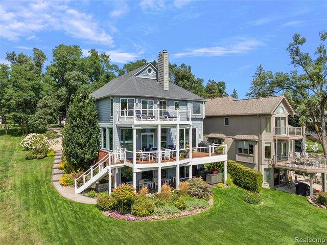 1600 Vanstone Drive, Commerce Twp, MI 48382