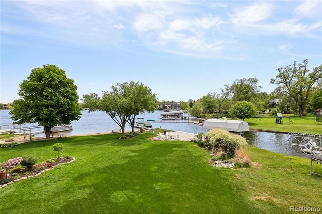 1600 Vanstone Drive, Commerce Twp, MI 48382