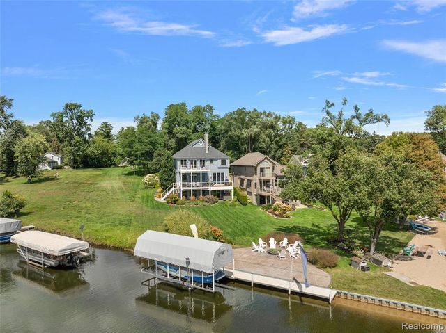 1600 Vanstone Drive, Commerce Twp, MI 48382