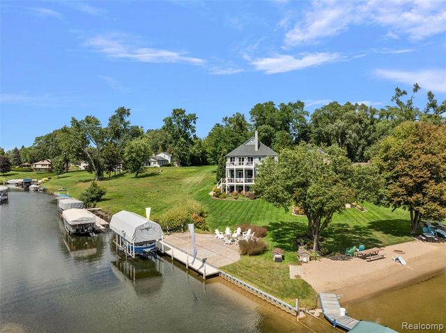 1600 Vanstone Drive, Commerce Twp, MI 48382