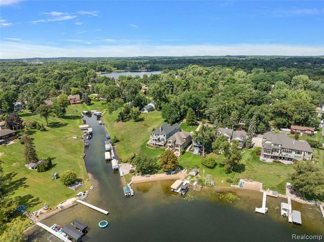 1600 Vanstone Drive, Commerce Twp, MI 48382