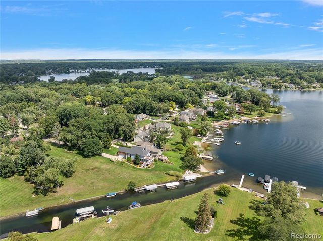 1600 Vanstone Drive, Commerce Twp, MI 48382