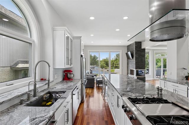 1600 Vanstone Drive, Commerce Twp, MI 48382